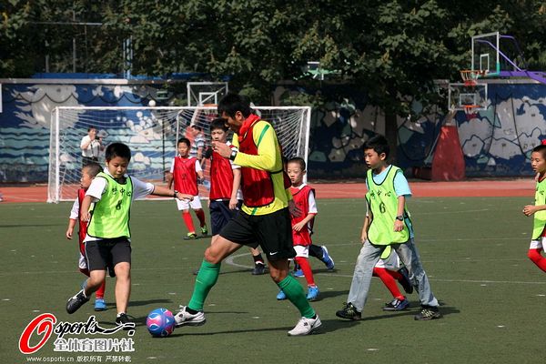  公益足球进校园，明星球员亲自授课