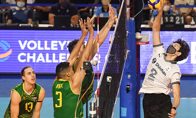  福基纳救两赛点演逆转，爆冷淘汰头号种子