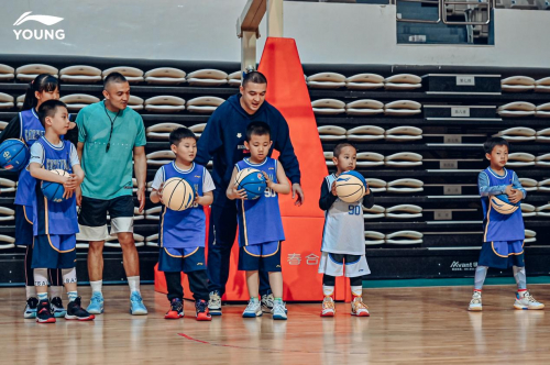  篮球训练营火热开营，专业指导助力成长