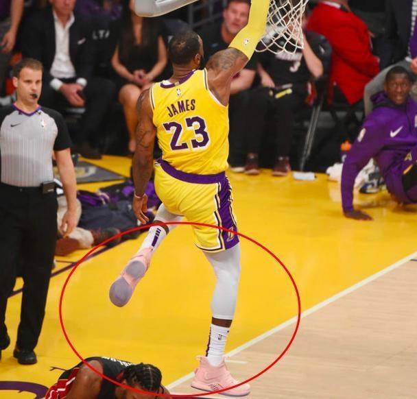  网坛情侣档同场竞技，爱情与事业双丰收