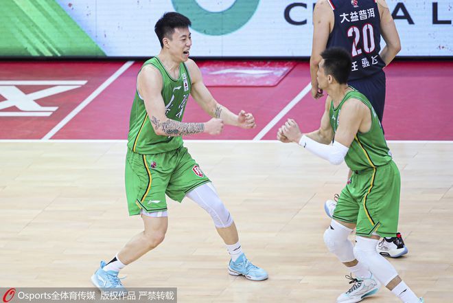  张镇麟隔扣外援辽宁战胜青岛展实力