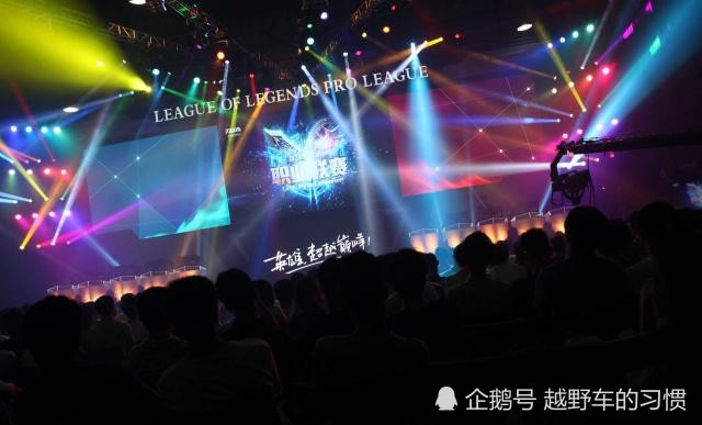 电竞解说激情澎湃点燃赛场氛围