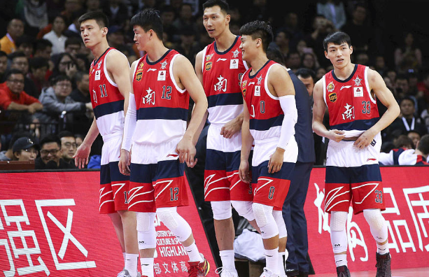  篮球明星慈善赛传递正能量