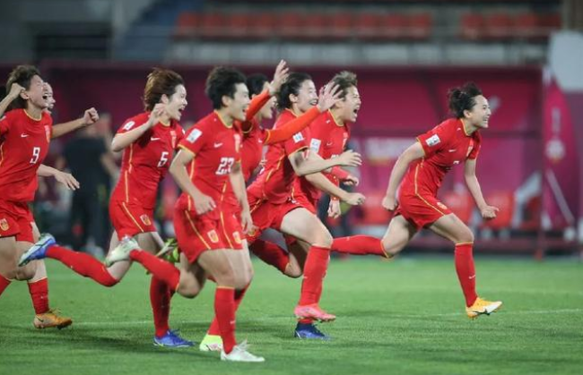  联赛积分榜首，卫冕冠军领跑群雄