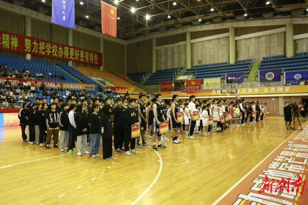  校园篮球联赛开战，清华附中首战告捷